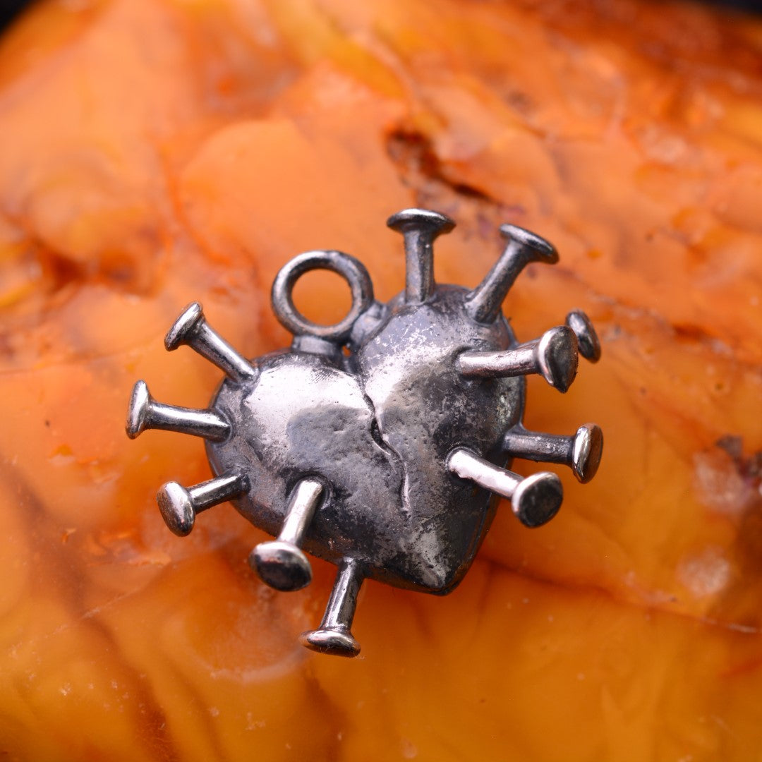 Оксидиран сребърен медальон 925 сърце с пирони – ръчно изработено бохо рустик бижу Арт Дива