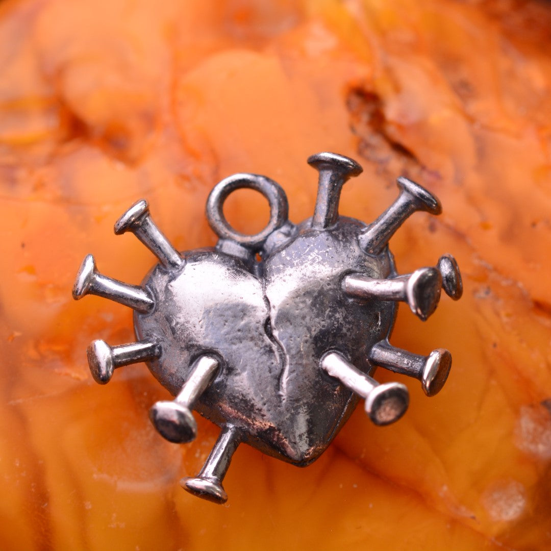 Сребърен медальон 925 „Сърце с пирони“ – символ на болка, сила и преживяна любов | Бохо – рустик – скулптурно бижу | Арт Дива