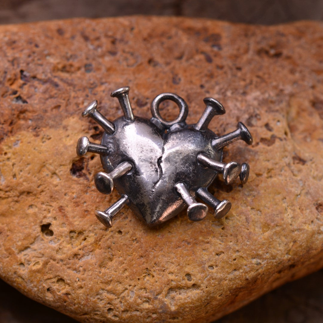 Сребърен медальон 925 „Сърце с пирони“ – символ на болка, сила и преживяна любов | Бохо – рустик – скулптурно бижу | Арт Дива