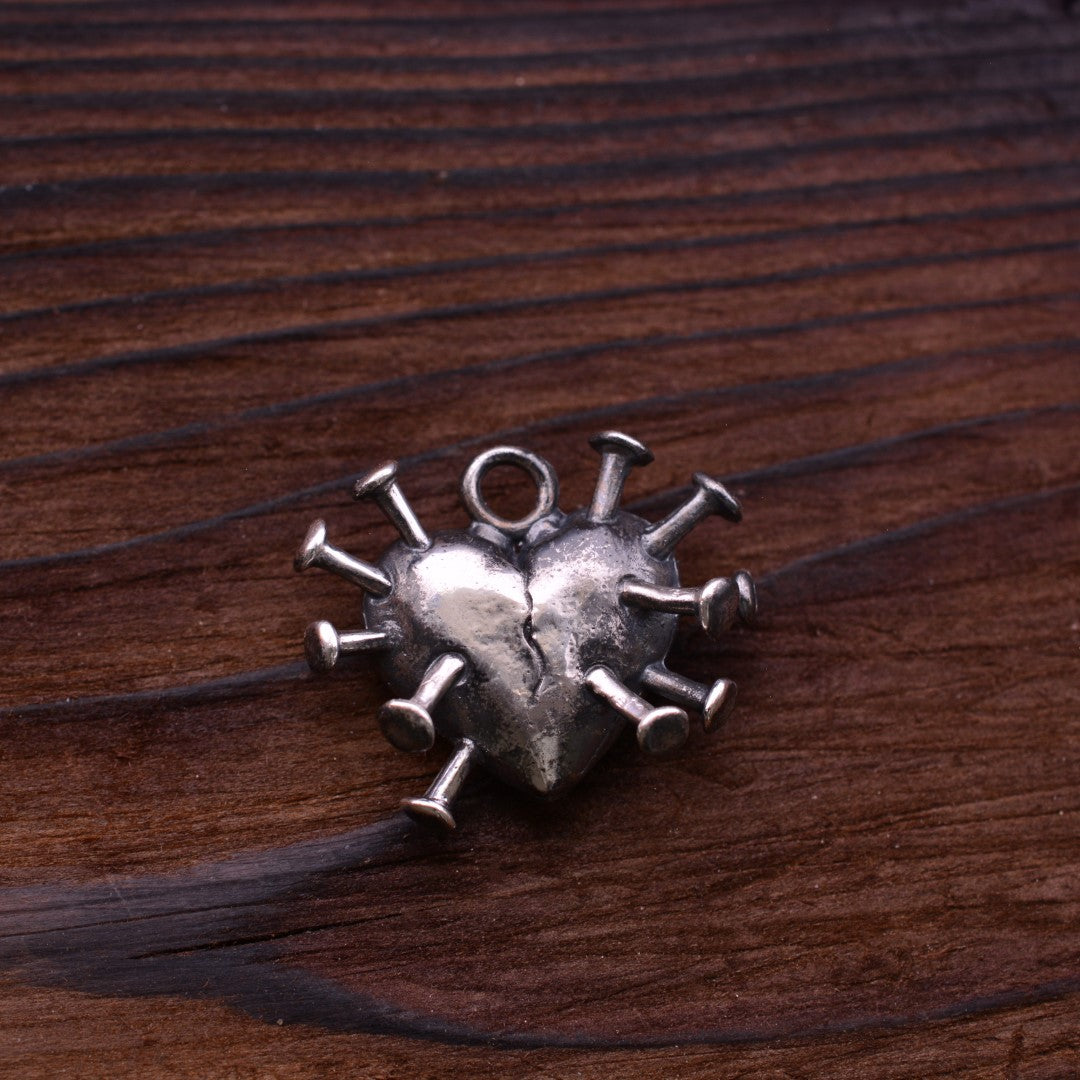 Сребърен медальон 925 „Сърце с пирони“ – символ на болка, сила и преживяна любов | Бохо – рустик – скулптурно бижу | Арт Дива