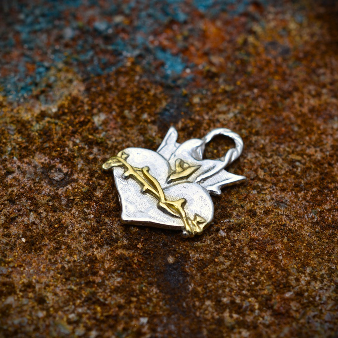 Сребърен медальон 925 „Светото Сърце“ – християнски талисман за вяра, надежда и закрила | Бохо – рустик – скулптурно бижу | Арт Дива