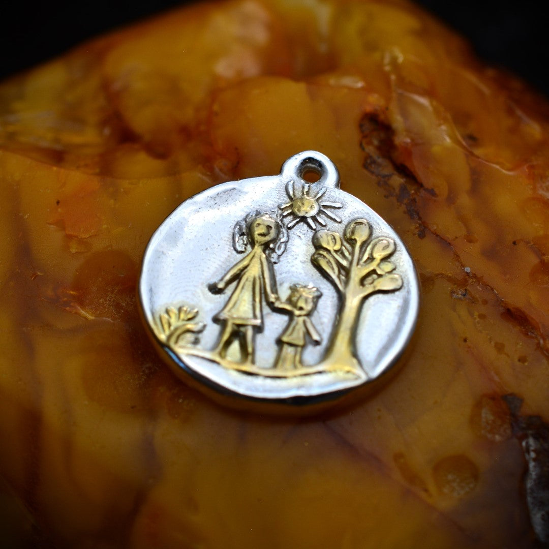 Сребърен медальон 925 „Майка и Дете“ – семейна обич и закрила | Бохо – рустик – скулптурно бижу | Арт Дива