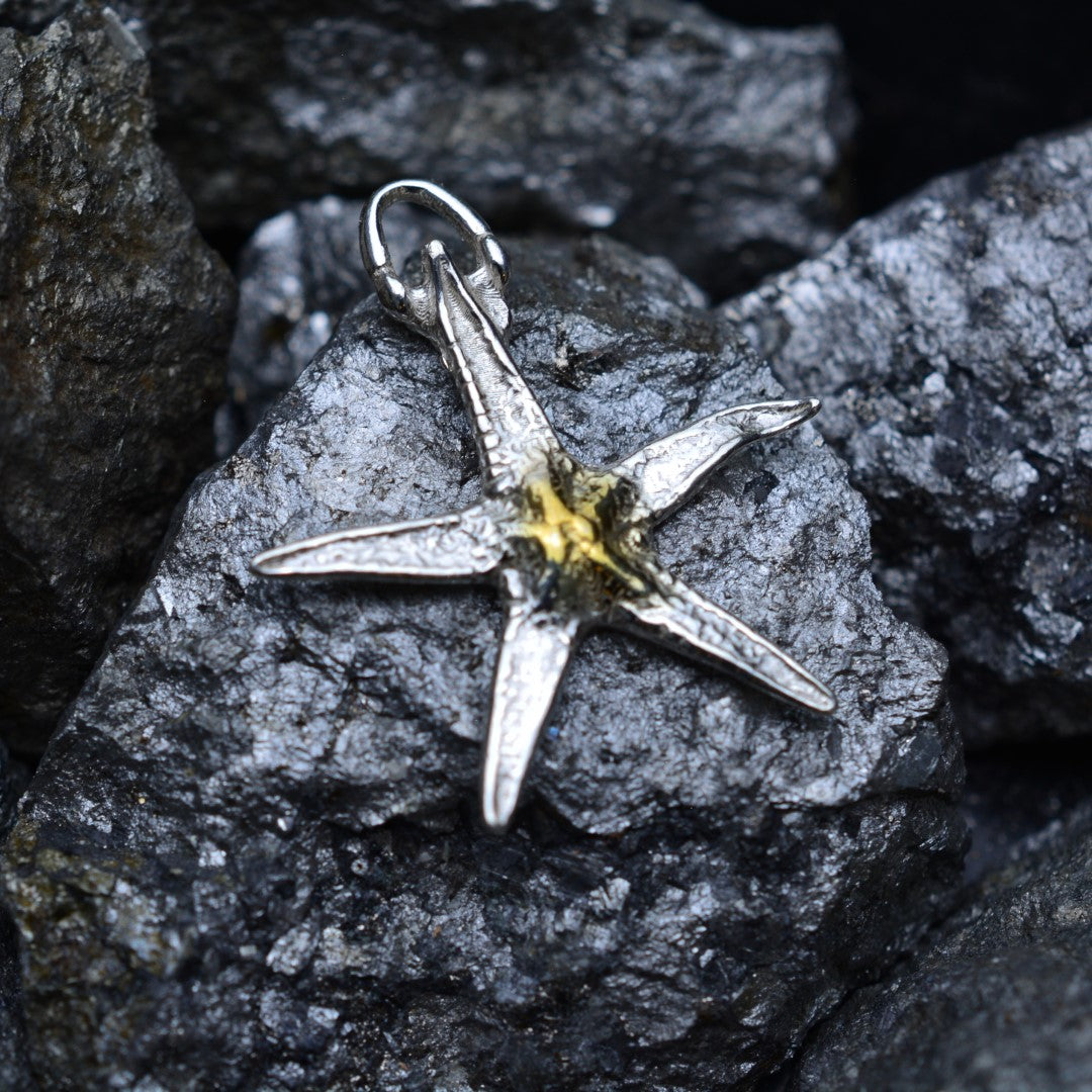 Сребърен медальон 925 „Морска звезда“ – талисман за късмет и спокойствие | Скулптурно бохо–рустик бижу със златни акценти | Арт Дива