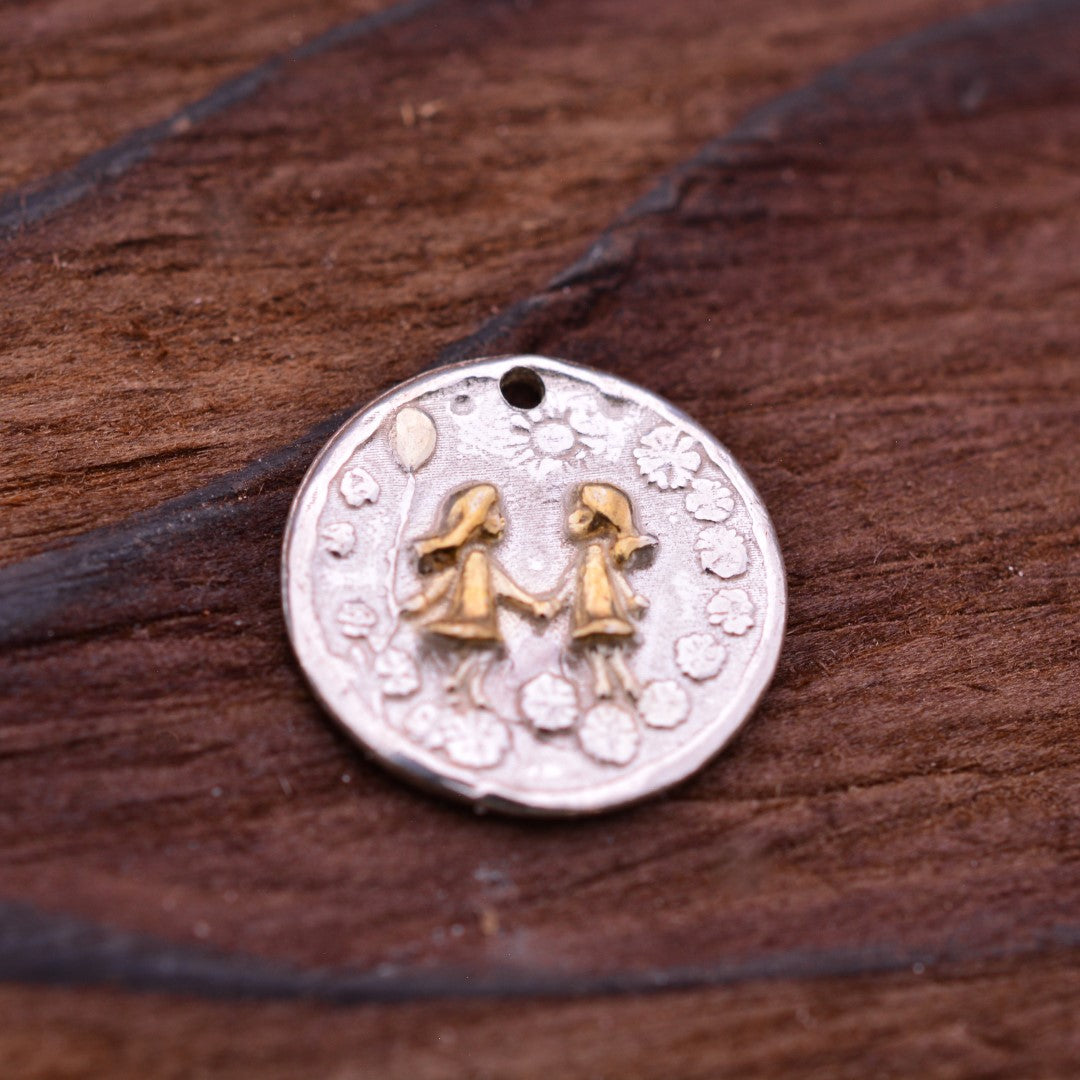 Сребърен медальон 925 „Сестрички“ със златни акценти | Скулптурно бохо–рустик бижу | Арт Дива