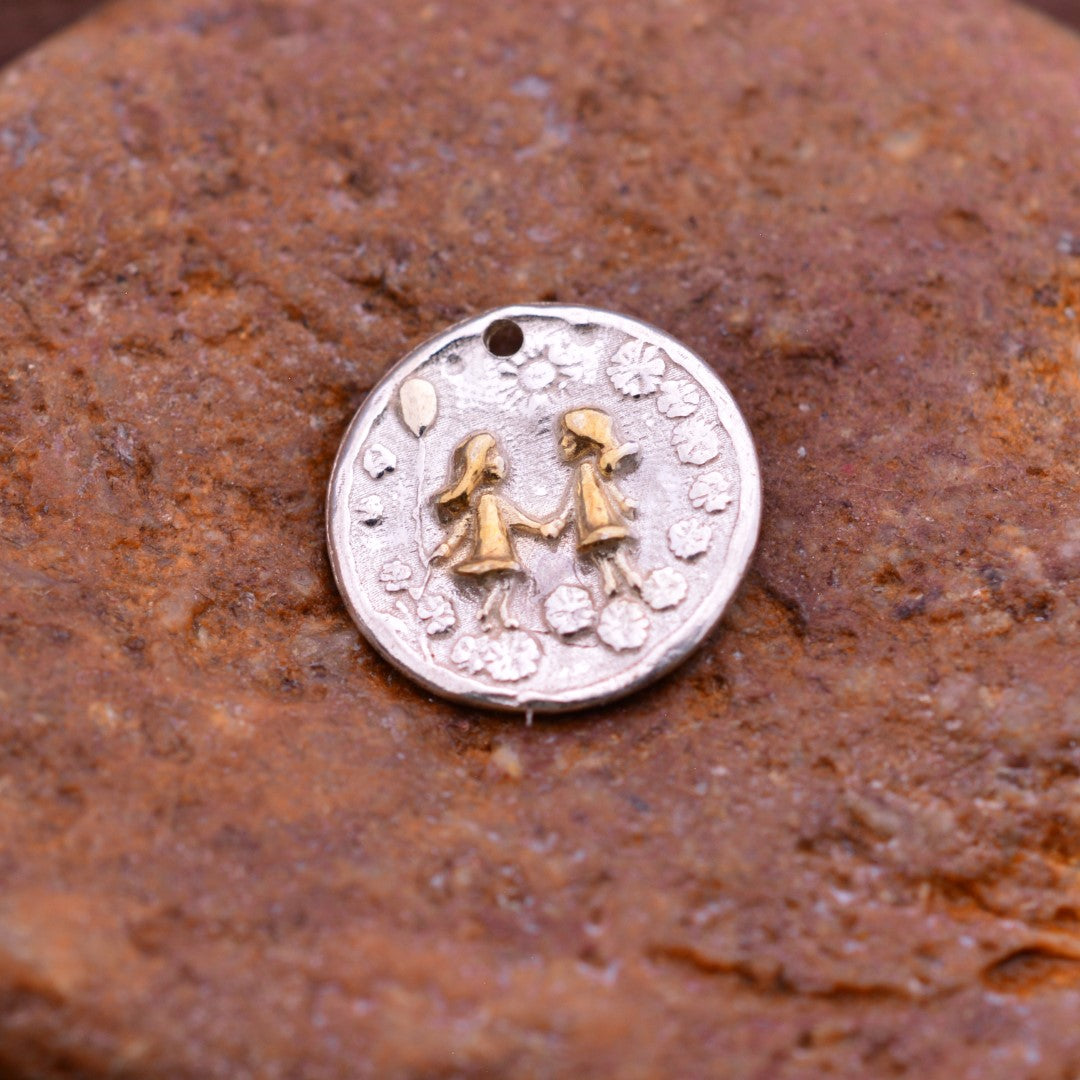 Сребърен медальон 925 „Сестрички“ със златни акценти | Скулптурно бохо–рустик бижу | Арт Дива