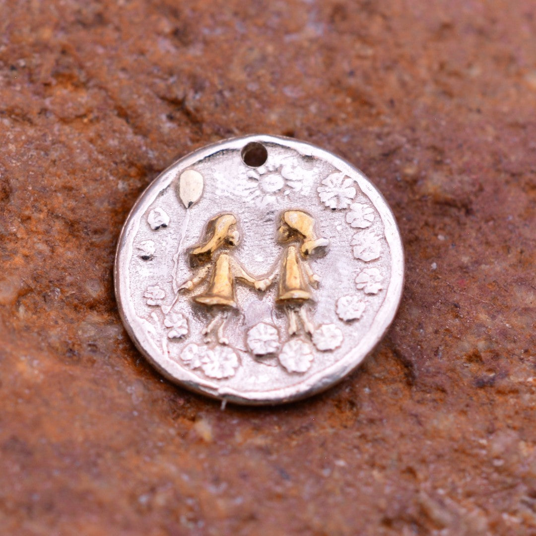 Сребърен медальон 925 „Сестрички“ със златни акценти | Скулптурно бохо–рустик бижу | Арт Дива