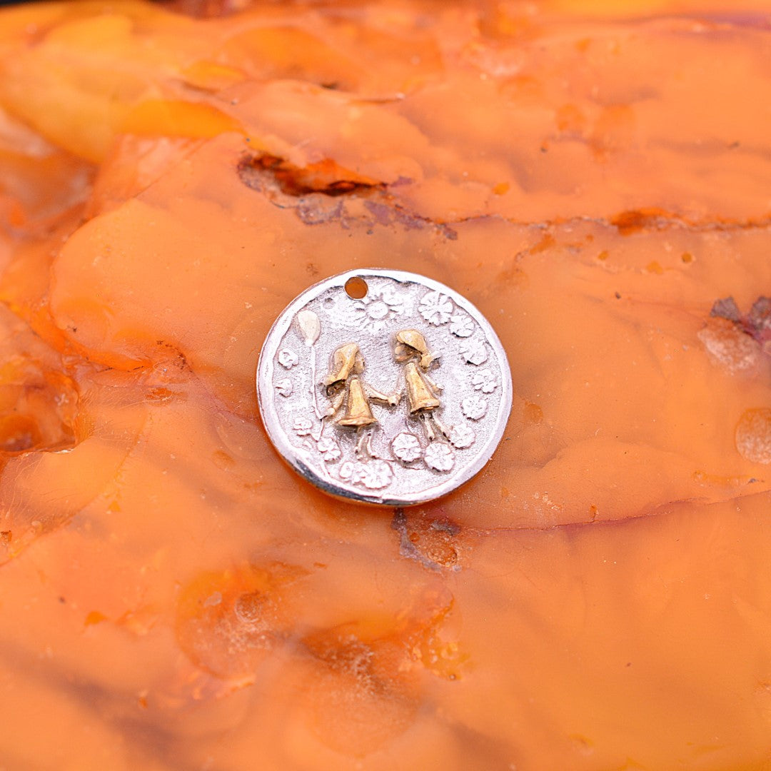 Сребърен медальон 925 „Сестрички“ със златни акценти | Скулптурно бохо–рустик бижу | Арт Дива