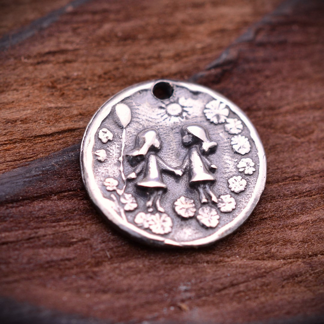 Сребърен медальон 925 „Сестрички“ | Символ на приятелство и обич | Бохо–рустик скулптурно бижу от Арт Дива
