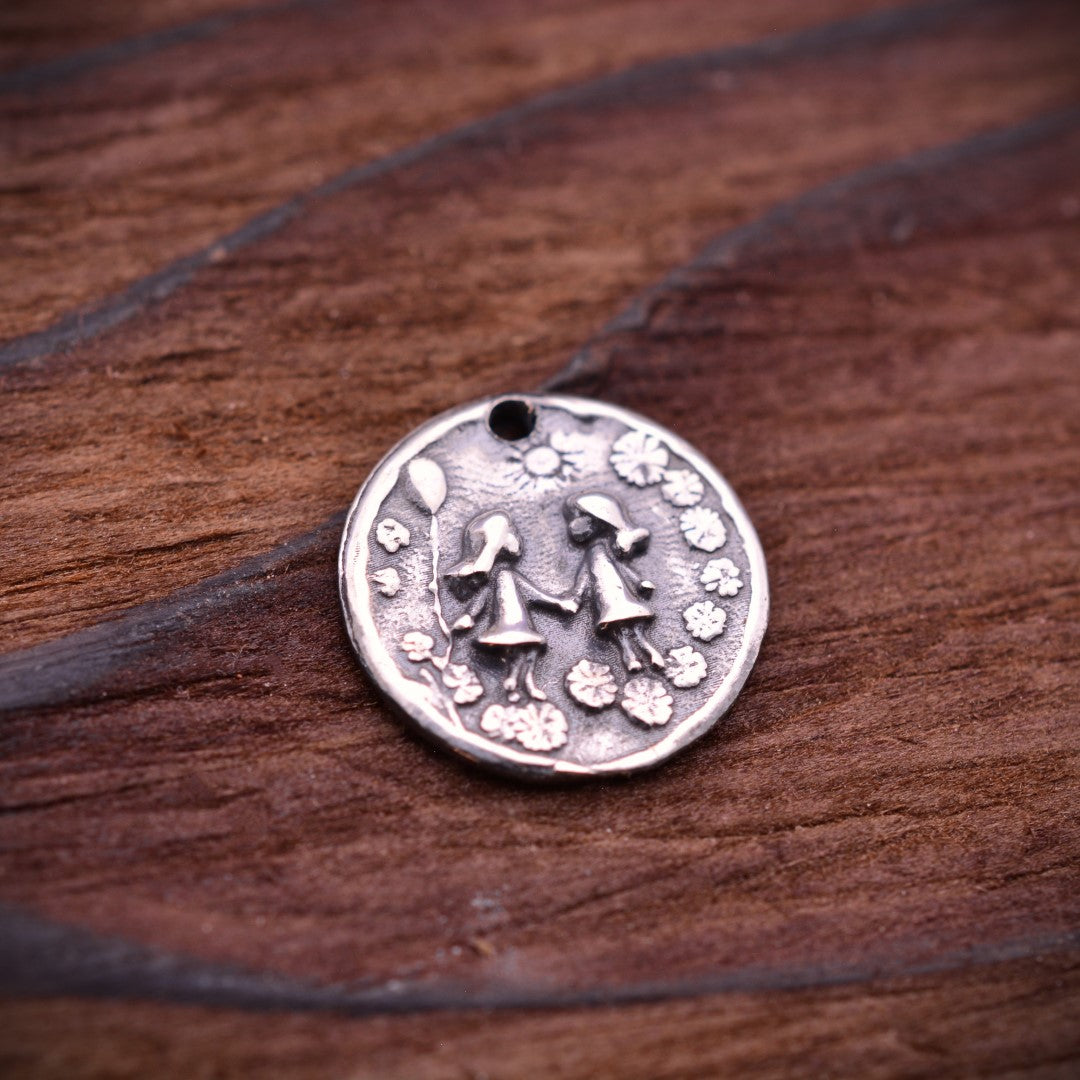 Сребърен медальон 925 „Сестрички“ | Символ на приятелство и обич | Бохо–рустик скулптурно бижу от Арт Дива