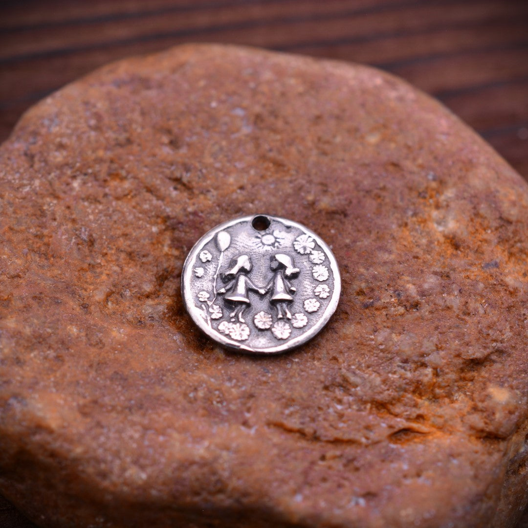 Сребърен медальон 925 „Сестрички“ | Символ на приятелство и обич | Бохо–рустик скулптурно бижу от Арт Дива