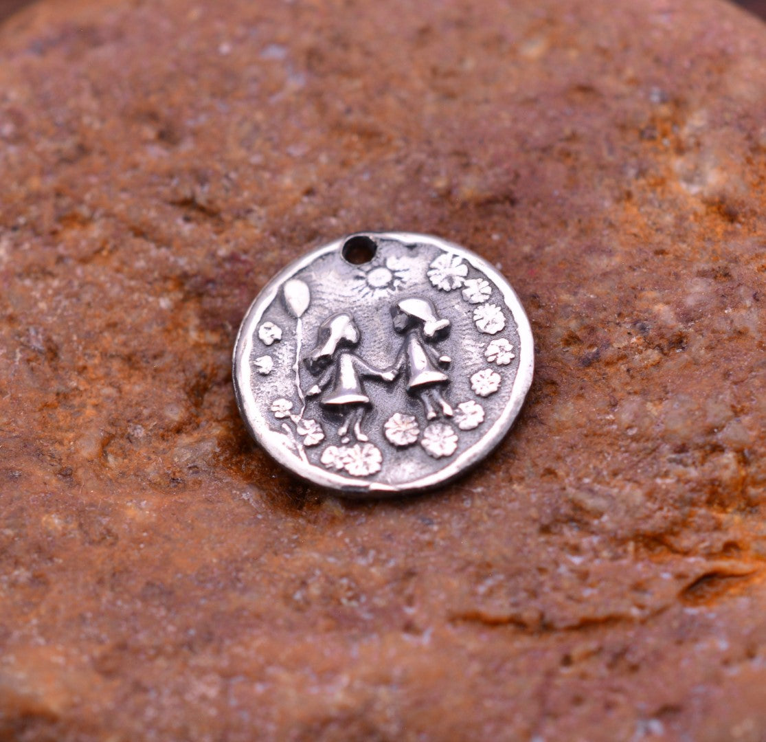 Сребърен медальон 925 „Сестрички“ | Символ на приятелство и обич | Бохо–рустик скулптурно бижу от Арт Дива