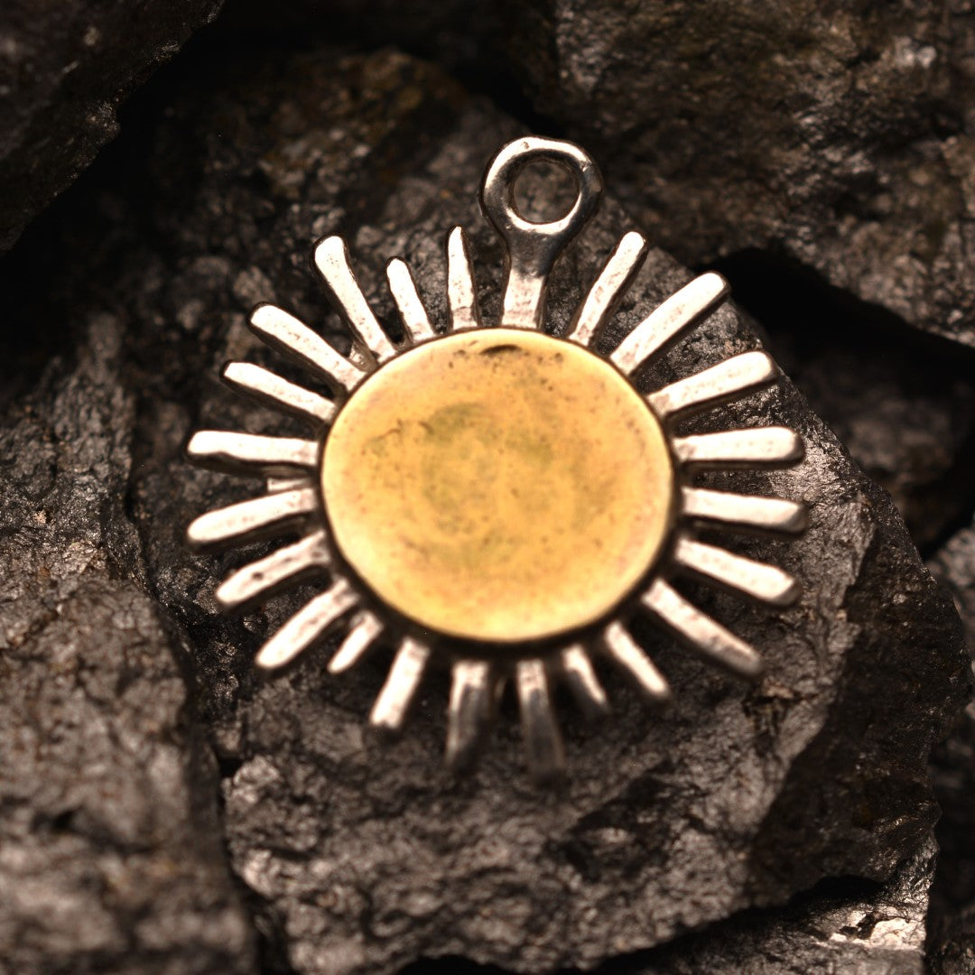 Сребърен медальон 925 „Слънчев лъч“ – талисман за топлина, светлина и надежда | Бохо – рустик – скулптурно бижу | Арт Дива
