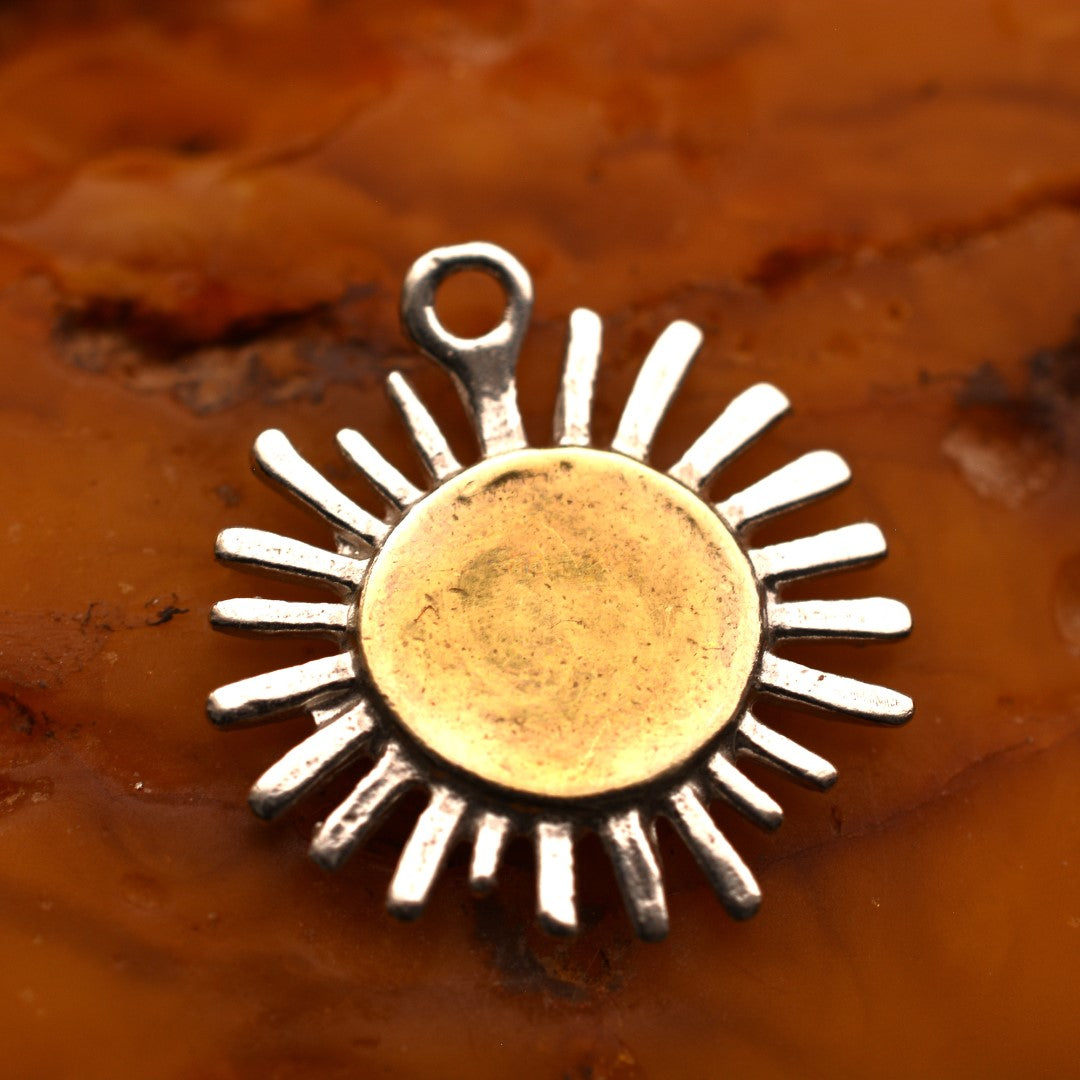 Сребърен медальон 925 „Слънчев лъч“ – талисман за топлина, светлина и надежда | Бохо – рустик – скулптурно бижу | Арт Дива