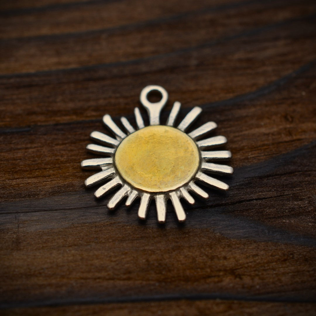 Сребърен медальон 925 „Слънчев лъч“ – талисман за топлина, светлина и надежда | Бохо – рустик – скулптурно бижу | Арт Дива