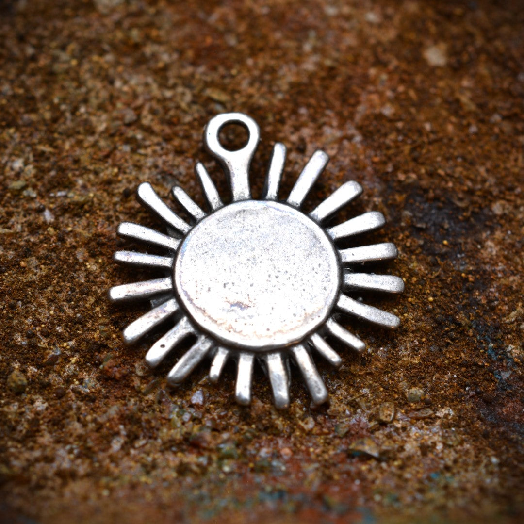 Сребърен медальон 925 „Слънчев лъч“ – талисман за топлина, светлина и надежда | Бохо – рустик – скулптурно бижу | Арт Дива