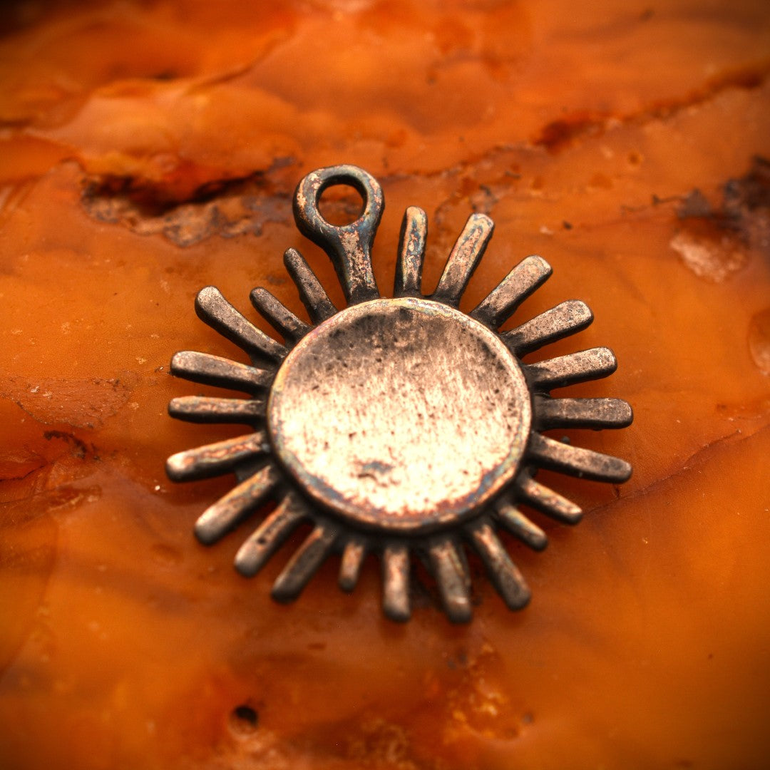 Сребърен медальон 925 „Слънчев лъч“ – талисман за топлина, светлина и надежда | Бохо – рустик – скулптурно бижу | Арт Дива
