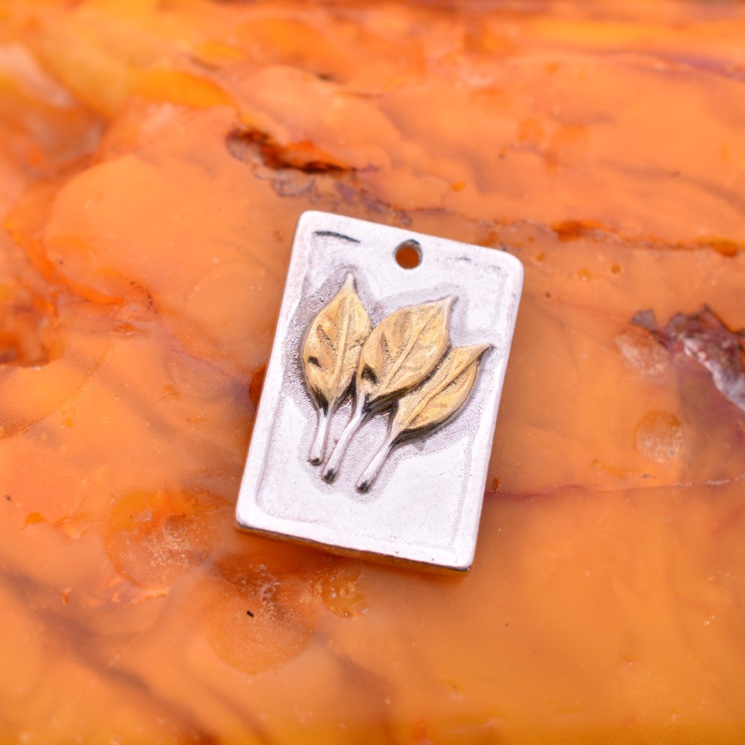 Сребърен медальон 925 „Три листа“ със златни акценти | Скулптурно бохо–рустик бижу | Арт Дива