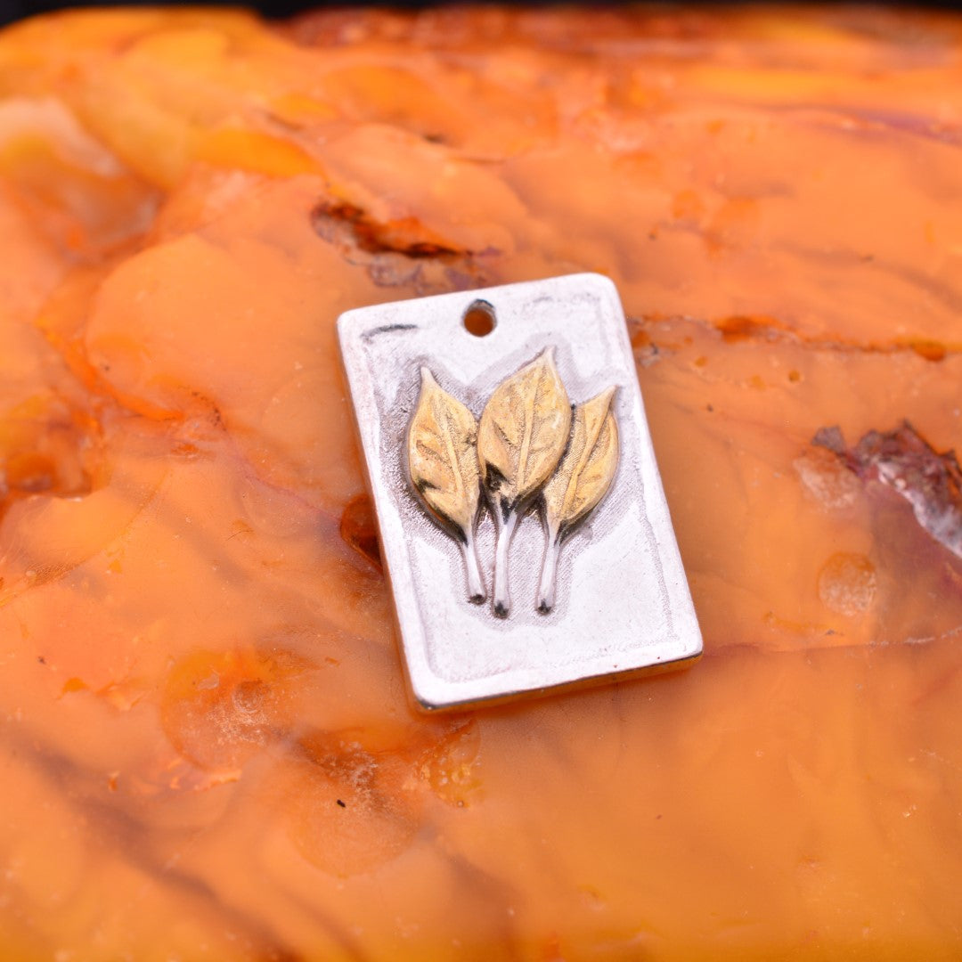 Сребърен медальон 925 „Три листа“ със златни акценти | Скулптурно бохо–рустик бижу | Арт Дива