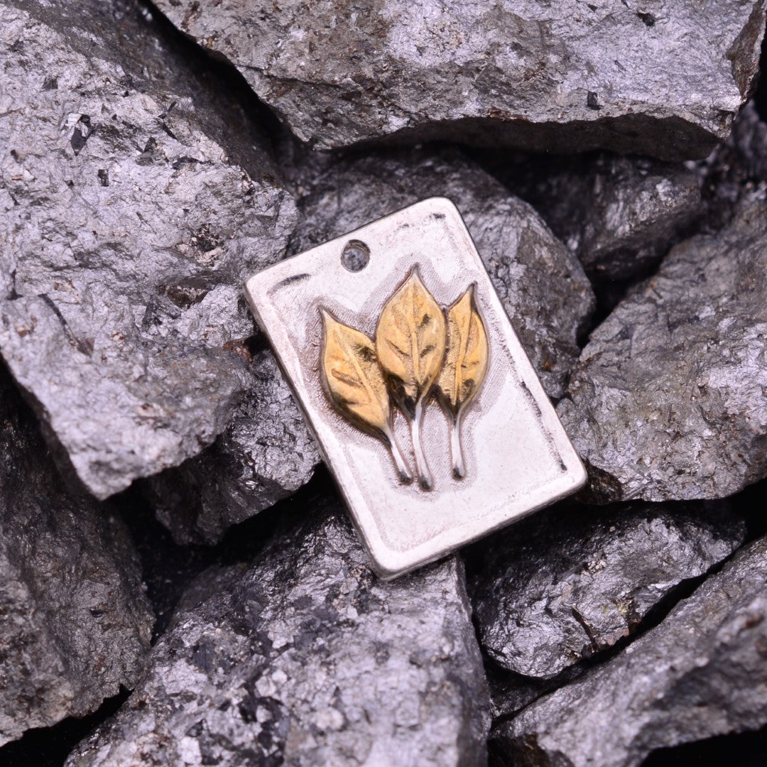 Сребърен медальон 925 „Три листа“ със златни акценти | Скулптурно бохо–рустик бижу | Арт Дива