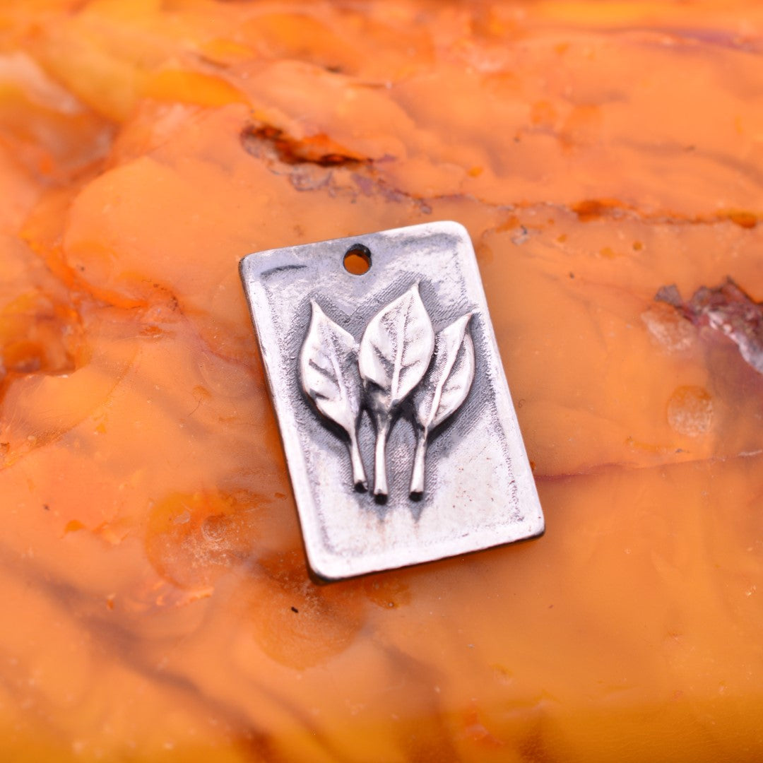 Сребърен медальон 925 „Три листа“ | Оксидирано покритие | Скулптурно бохо–рустик бижу | Арт Дива