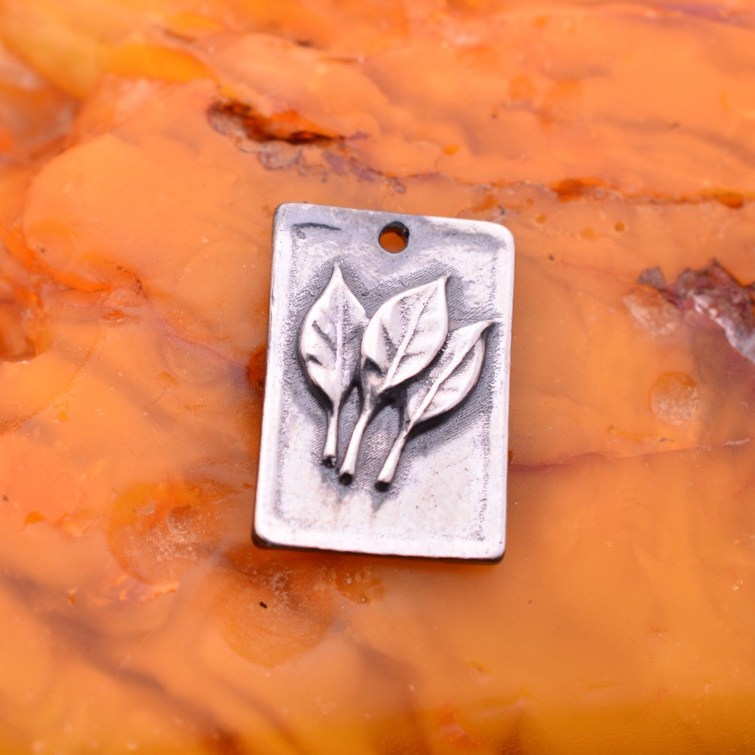 Сребърен медальон 925 „Три листа“ | Оксидирано покритие | Скулптурно бохо–рустик бижу | Арт Дива