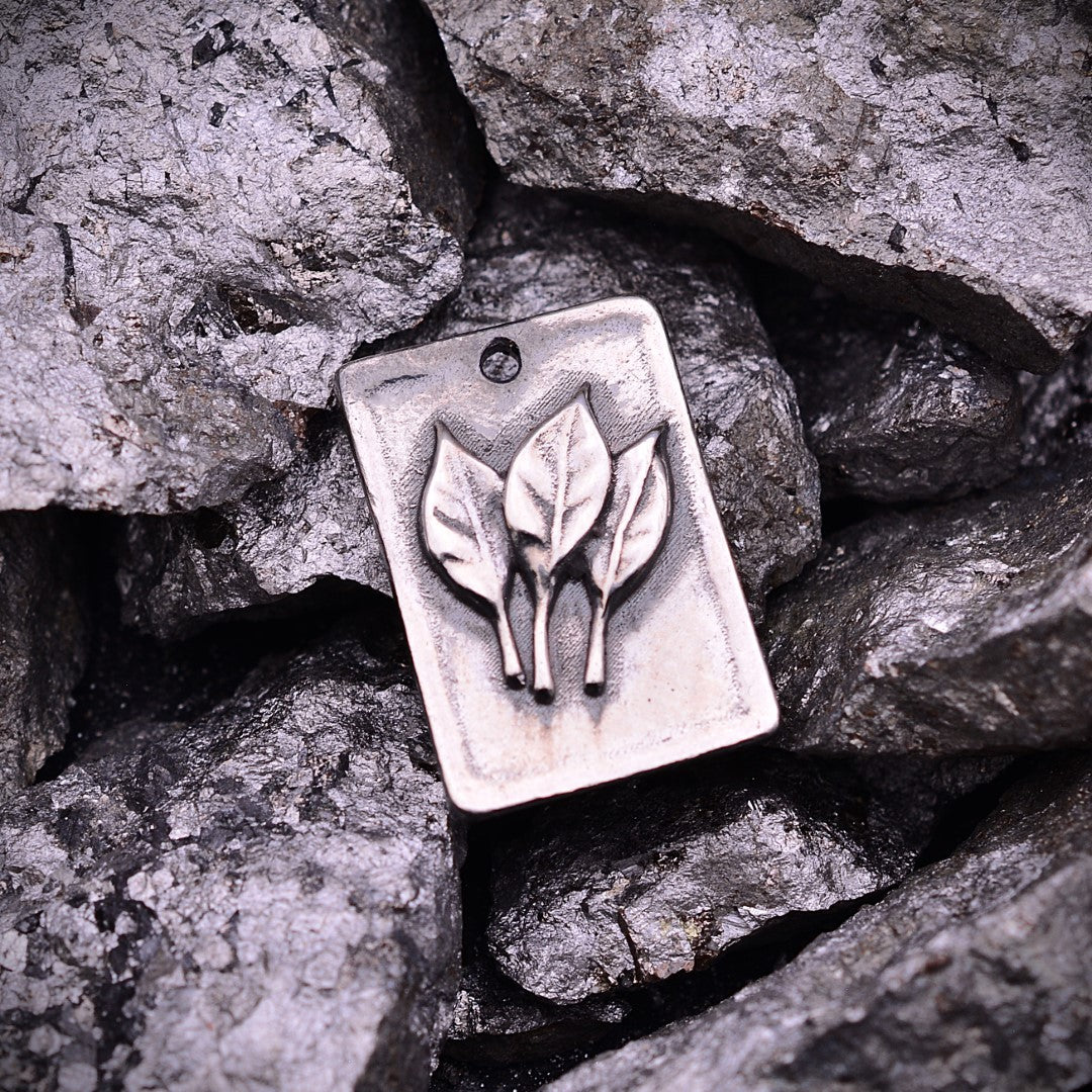 Сребърен медальон 925 „Три листа“ | Оксидирано покритие | Скулптурно бохо–рустик бижу | Арт Дива