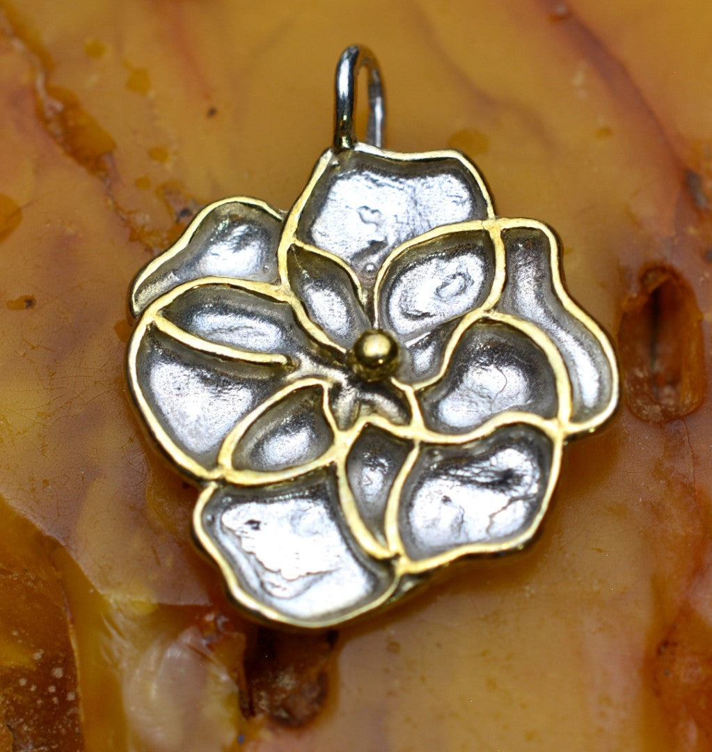 Сребърен медальон 925 „Теменужка“ – нежност, хармония и светлина | Бохо – рустик – скулптурно бижу | Арт Дива