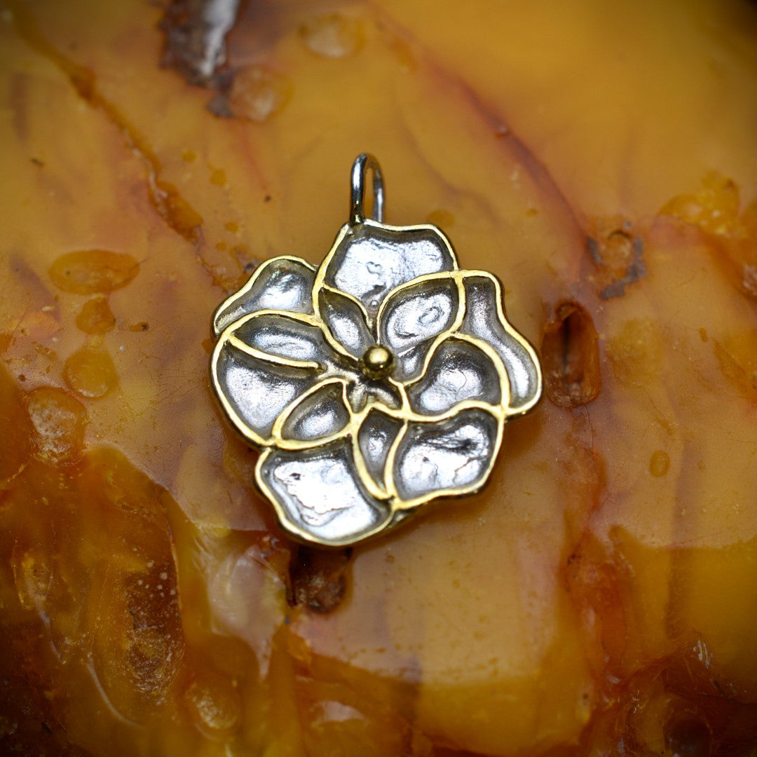 Сребърен медальон 925 „Теменужка“ – нежност, хармония и светлина | Бохо – рустик – скулптурно бижу | Арт Дива
