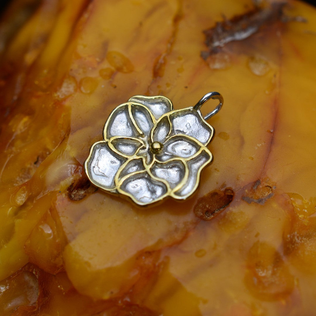 Сребърен медальон 925 „Теменужка“ – нежност, хармония и светлина | Бохо – рустик – скулптурно бижу | Арт Дива