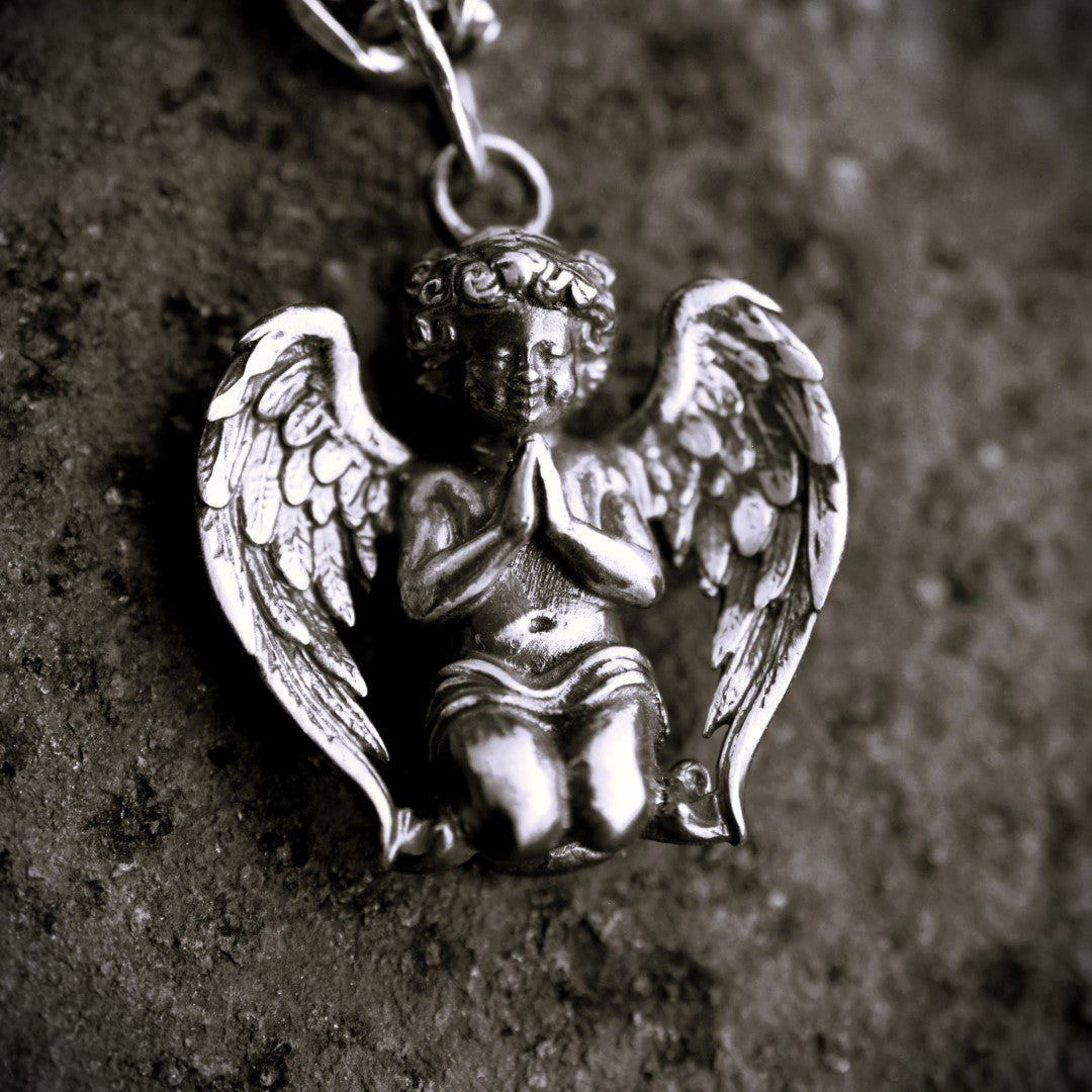 Сребърен медальон ангел 925 в молитва – мъжко бижу херувим | Арт Дива