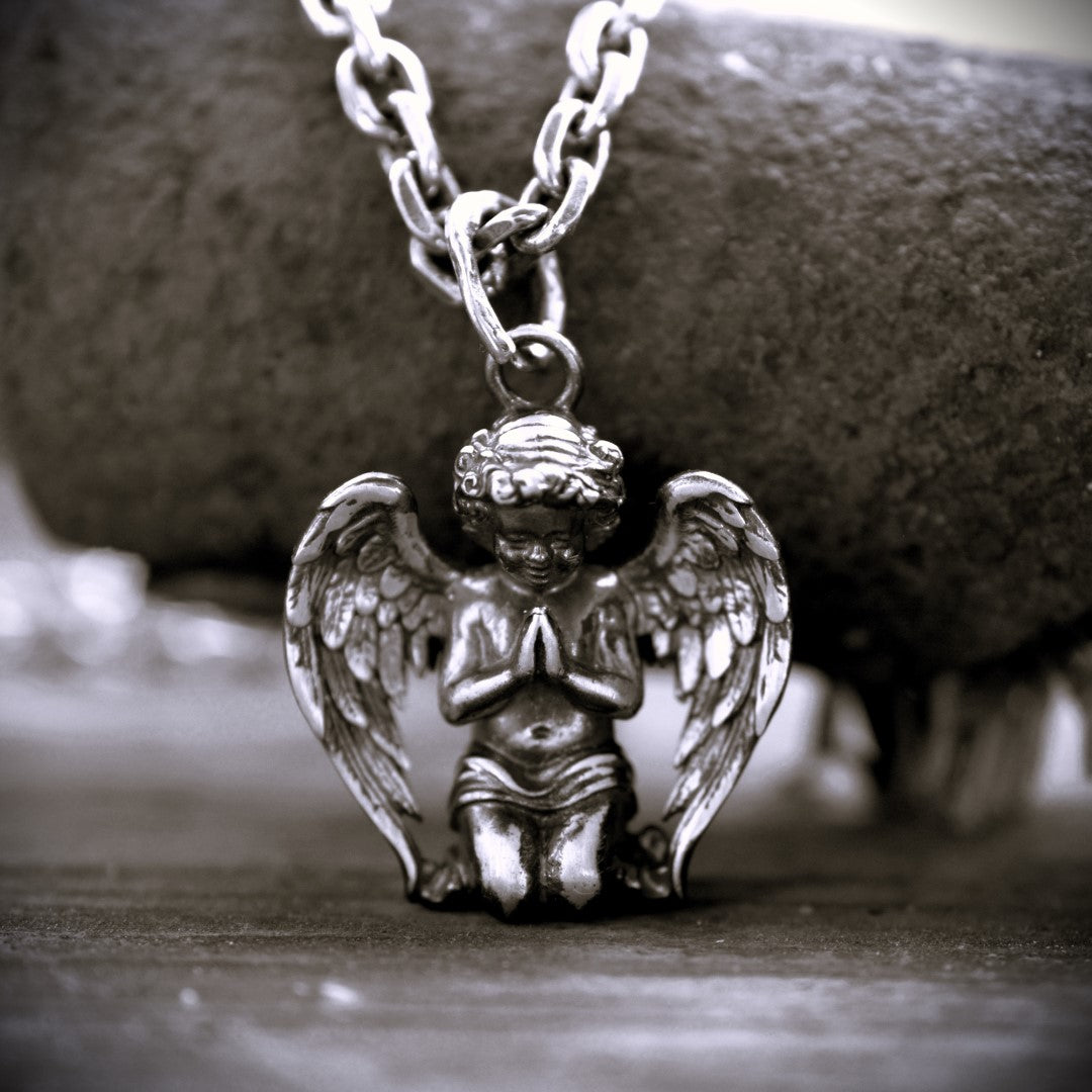 Сребърен медальон ангел 925 в молитва – мъжко бижу херувим | Арт Дива