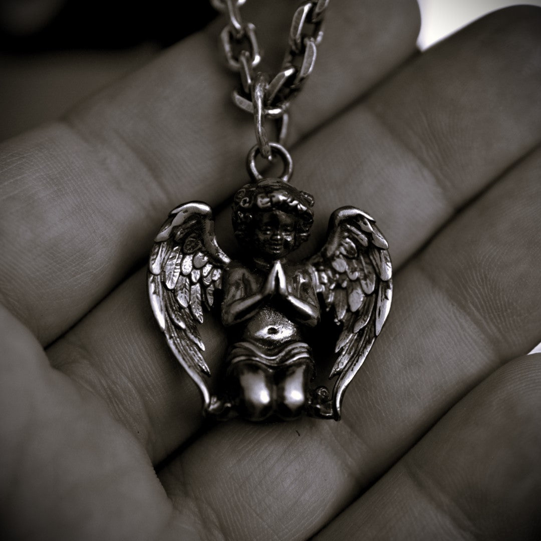 Сребърен медальон ангел 925 в молитва – мъжко бижу херувим | Арт Дива