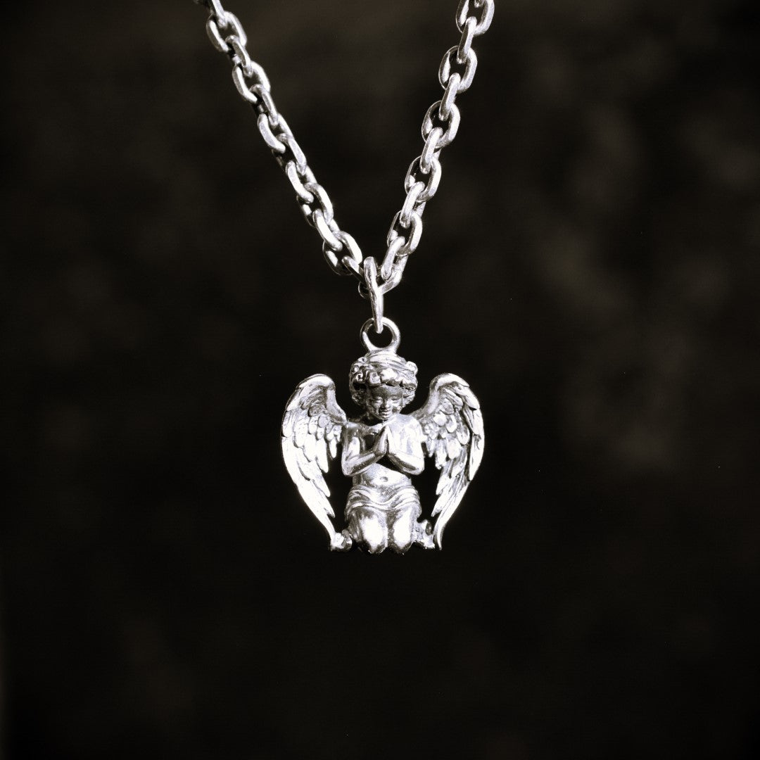 Сребърен медальон ангел 925 в молитва – мъжко бижу херувим | Арт Дива