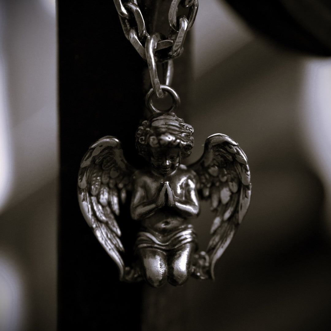 Сребърен медальон ангел 925 в молитва – мъжко бижу херувим | Арт Дива