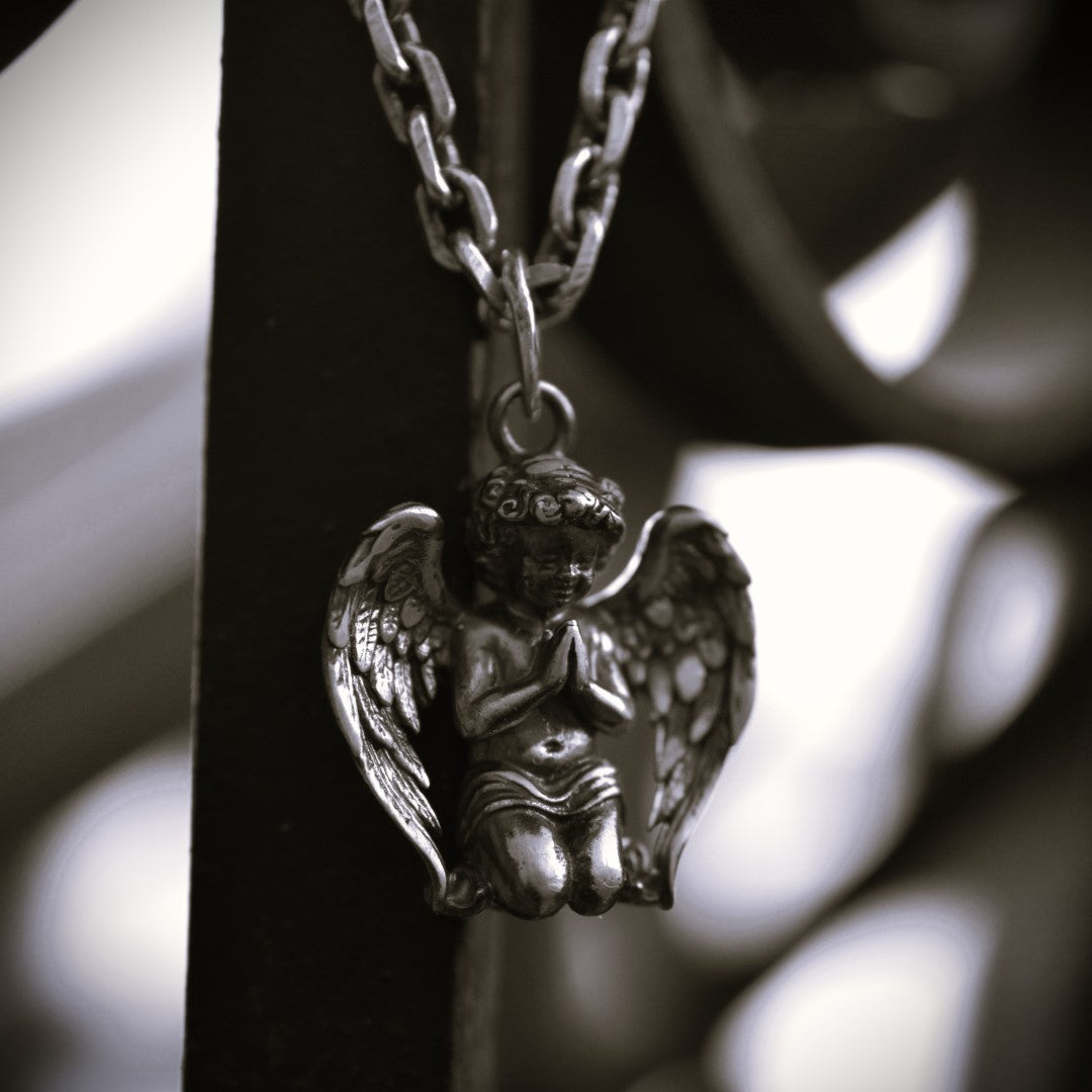 Сребърен медальон ангел 925 в молитва – мъжко бижу херувим | Арт Дива