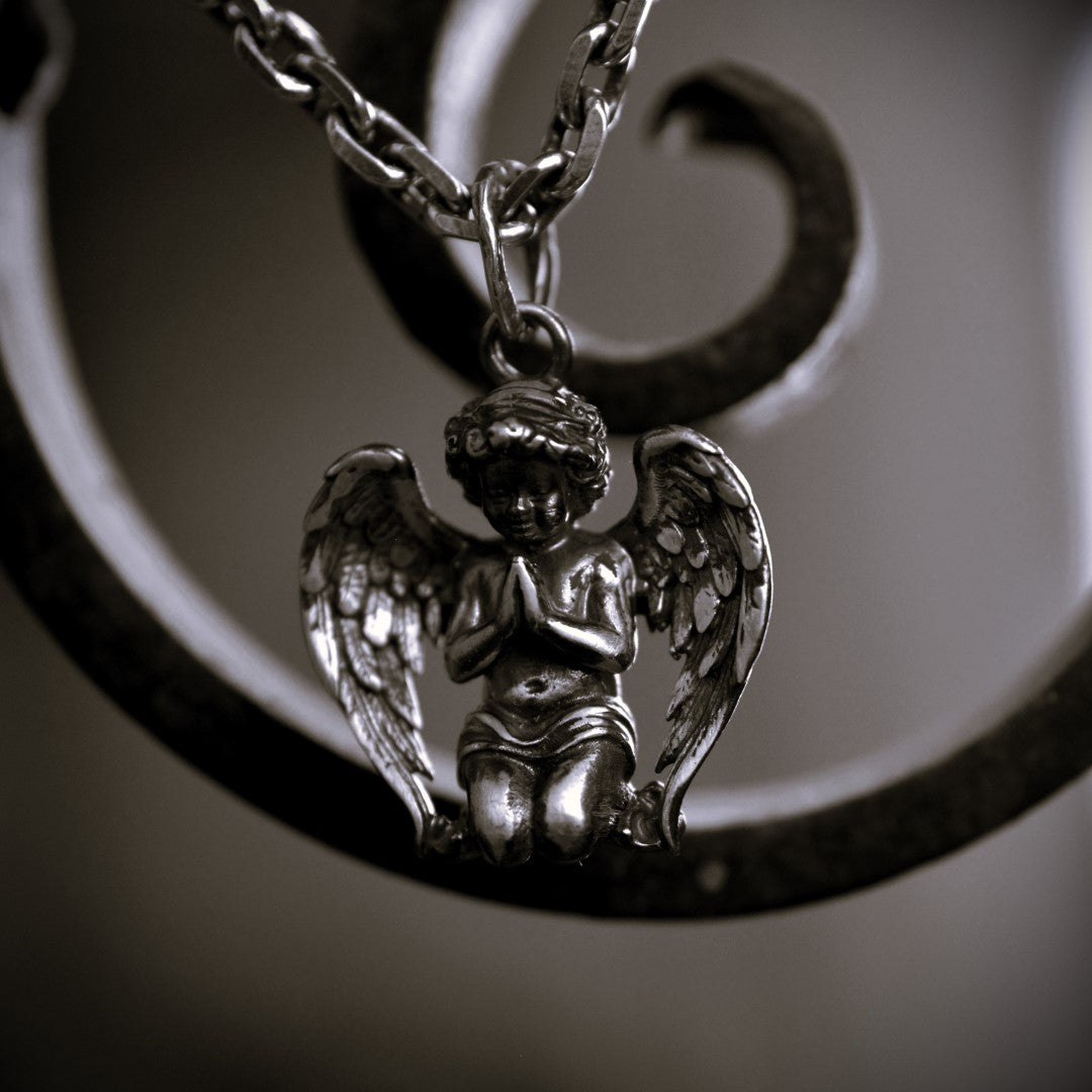 Сребърен медальон ангел 925 в молитва – мъжко бижу херувим | Арт Дива