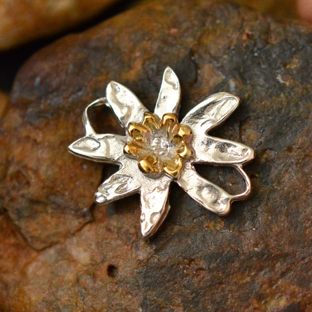 Сребърен елемент 925 цвете със златни акценти – талисман за хармония, скулптурни бижута, бохо стил, ръчна изработка, подходящ подарък за майка, дъщеря или приятелка | Арт Дива