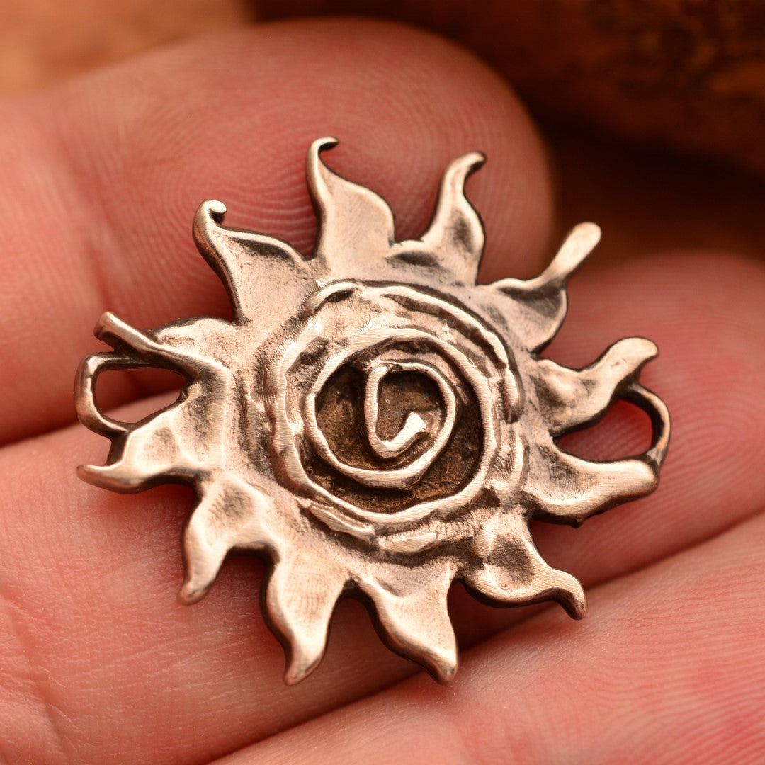 Сребърен елемент 925 „Слънце на живота“ – ръчно изработено бохо-рустик бижу, подходящо за гривна или колие, от Арт Дива.