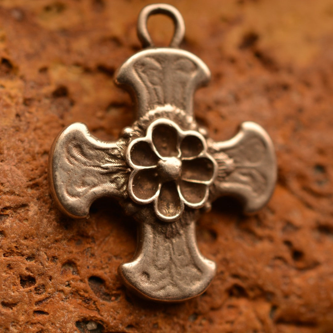 Сребърен медальон кръст 925 с цвете – ръчно изработено артистично бохо-рустик бижу от Арт Дива.