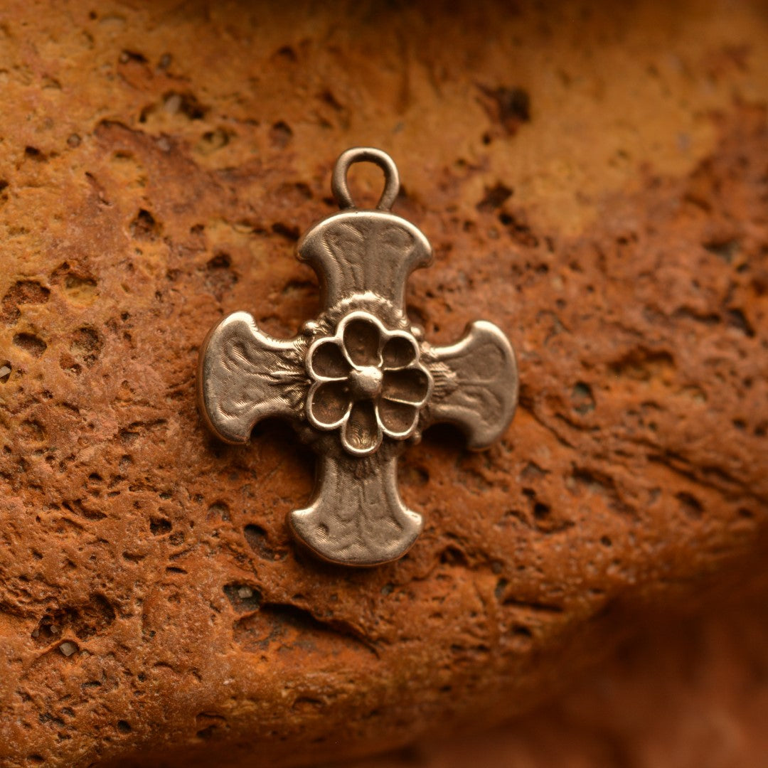 Сребърен медальон кръст 925 с цвете – артистичен бохо дизайн | Арт Дива