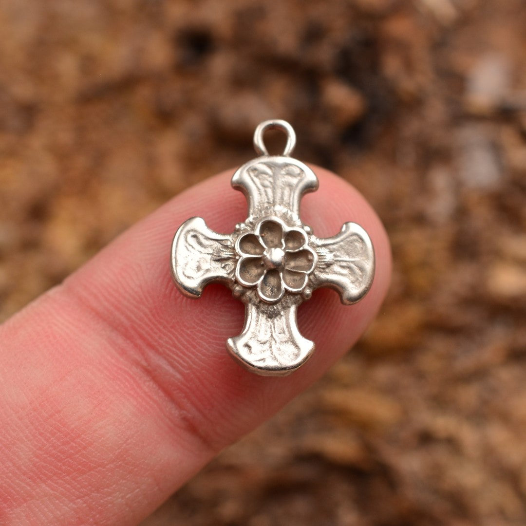 Сребърен медальон кръст 925 с цвете – артистичен бохо дизайн | Арт Дива