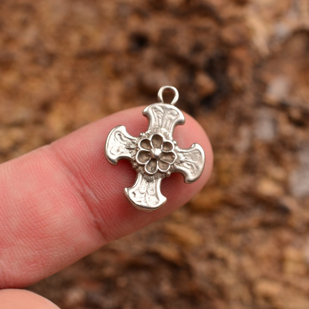 Сребърен медальон кръст 925 с цвете – артистичен бохо дизайн | Арт Дива