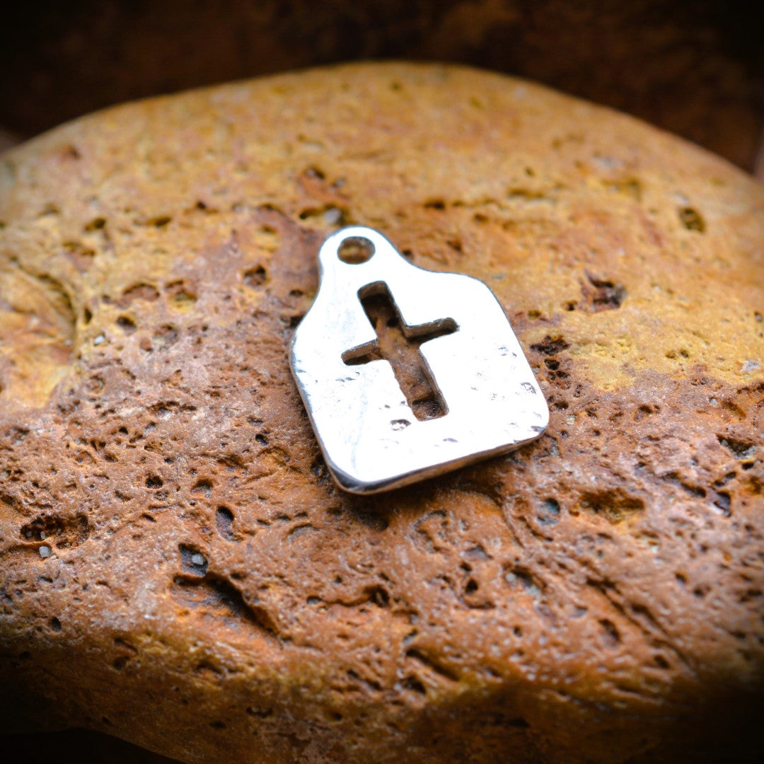 Сребърен медальон кръст 925 – ръчно изработено минималистично бохо-рустик бижу от Арт Дива.