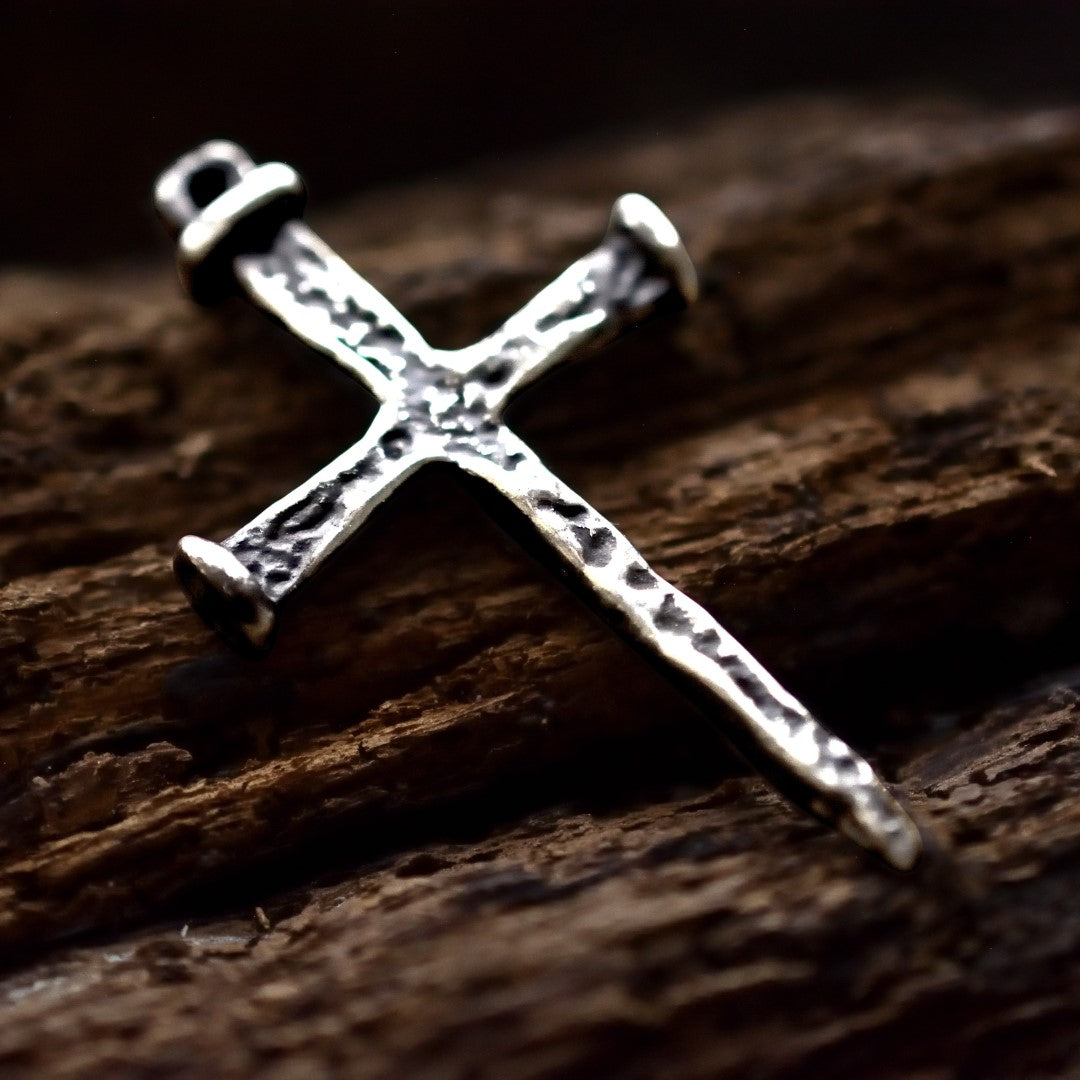 Мъжки сребърен кръст 925 – ръчно изработен медальон в бохо-рустик стил, символ на вяра и вътрешна сила, скулптурно бижу от Арт Дива, заснето върху дърво с топъл контрастен фон.