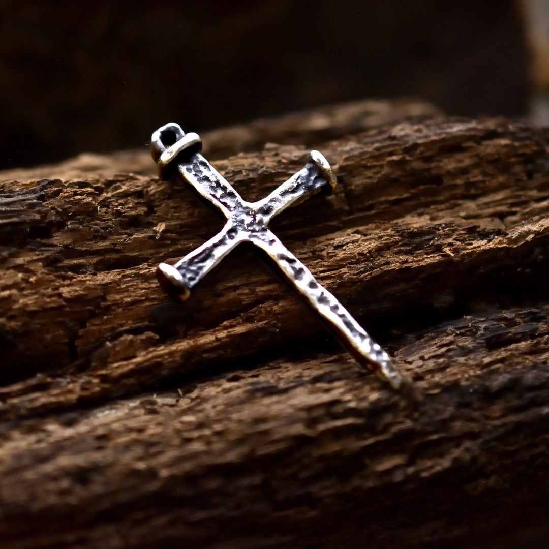 Сребърен кръст 925 – мъжки медальон, стил бохо и рустик, символ на вярата, ръчна изработка | АртДива