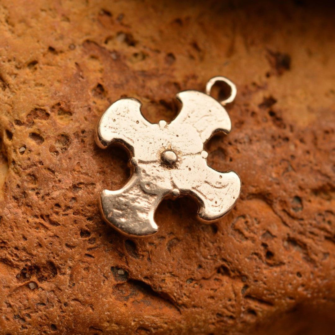 Сребърен медальон кръст 925 с позлатено цвете – артистичен дизайн | Арт Дива