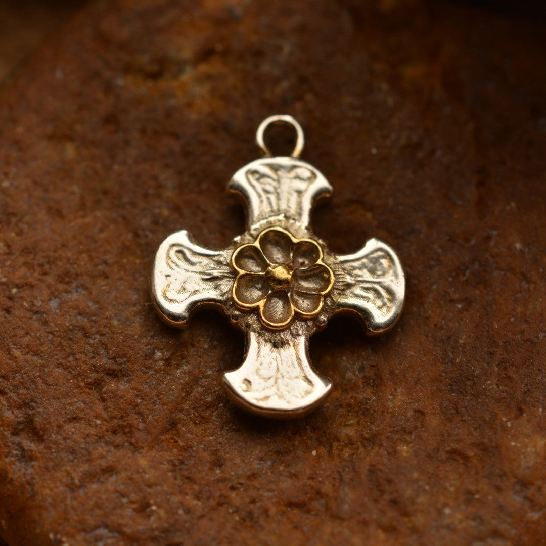 Сребърен медальон кръст 925 с позлатено цвете – артистичен дизайн | Арт Дива