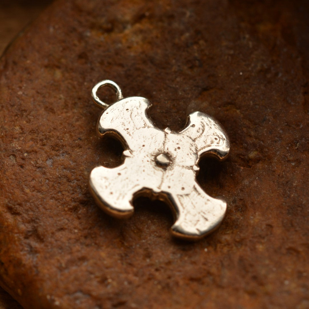 Сребърен медальон кръст 925 с позлатено цвете – артистичен дизайн | Арт Дива