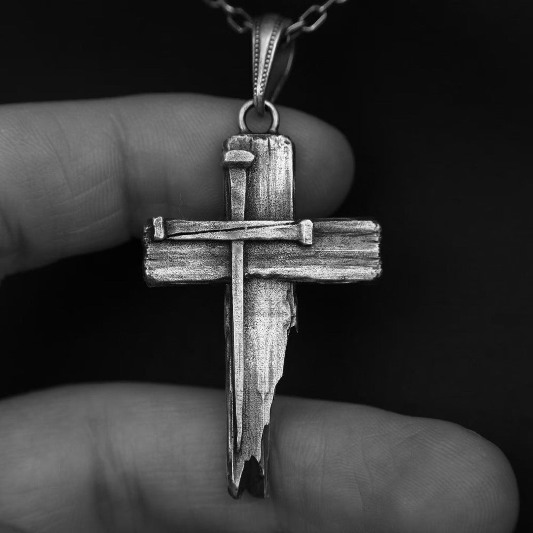Сребърен медальон 925 във формата на масивен кръст с пирони – символ на вярата, решителността и духовната сила, ръчно изработено бохо-рустик скулптурно бижу от Арт Дива, заснето на тъмен фон.