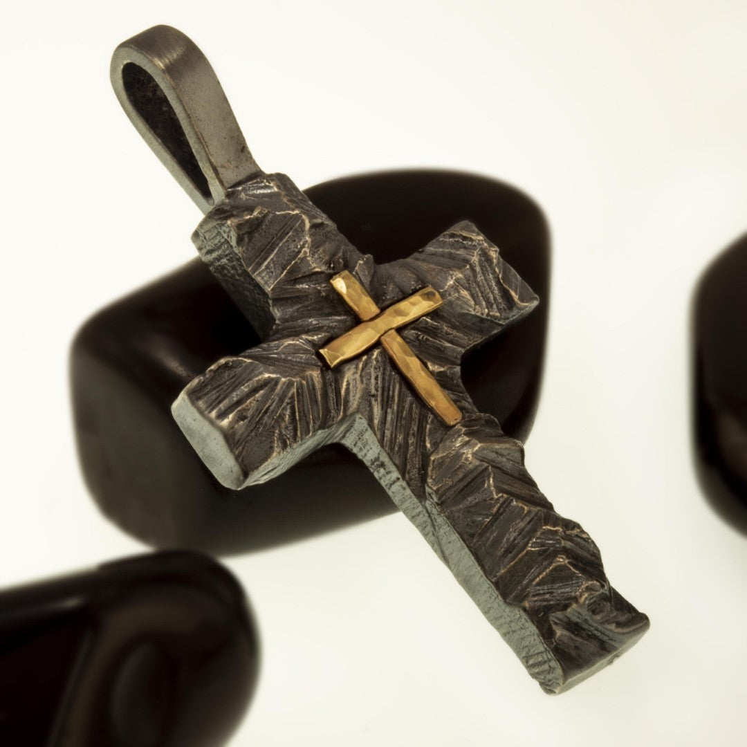 Сребърен кръст с релеф и златен акцент – ръчно изработен талисман за вяра и духовна сила | Art Diva, ръчна изработка